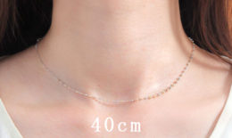 40cmは女性の首に沿うように身に着けられる長さの目安です。