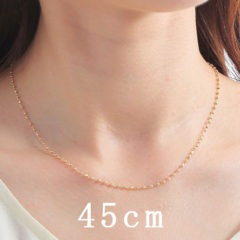 45cmは女性の首から胸元を中心に輝かせてくれる、最も定番の長さになります。